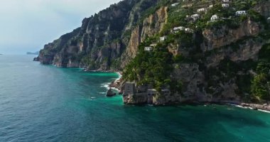 Pozitano. Amalfi Sahili. İtalya. İnanılmaz renkler ve manzaralar. Yukarıdan bak. Positano 'nun binaları ve simgeleri. Positano 'nun insansız hava aracı görüntüsü. En güzel yer. Renkli evlerin üzerinde uçuyor.