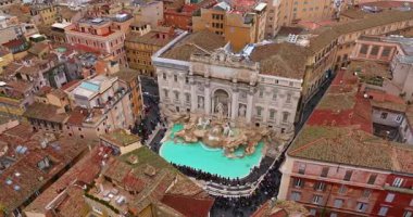 Trevi Çeşmesi 'nin havadan görünüşü, Roma, İtalya' da bir turizm beldesi. Dünyanın dört bir yanından turistlerin ziyaret ettiği en ünlü çeşmenin üst manzarası. İnsansız hava aracı Trevi Çeşmesi 'nin üzerine çıkıyor..