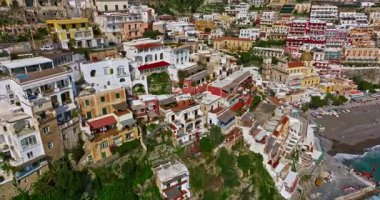 Pozitano. Amalfi Sahili. İtalya. İnanılmaz renkler ve manzaralar. Yukarıdan bak. Positano 'nun binaları ve simgeleri. Positano 'nun insansız hava aracı görüntüsü. En güzel yer. Renkli evlerin üzerinde uçuyor.