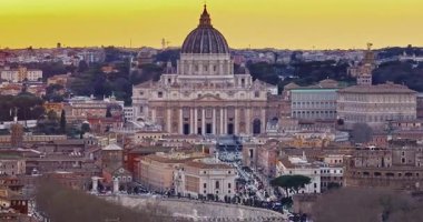 Vatikan şehrinin Roma, İtalya 'daki hava görüntüleri. Vatikan 'daki Aziz Peter Bazilikası' nın insansız hava aracı görüntüsü. Roma, İtalya. Tüm dindar insanlar için turistik bir cazibe..