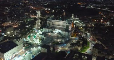 Venedik Meydanı 'nda, Vittorio Emanuele II' nin tarihi anıtını uçuran uzaktan kumandalı hava aracı kuruluyor. Roma şehir merkezi, İtalya.
