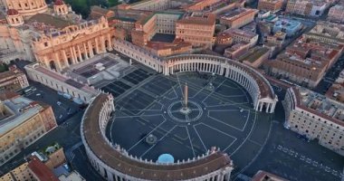 Vatikan şehrinin Roma, İtalya 'daki hava görüntüleri. Vatikan 'daki Aziz Peter Bazilikası' nın insansız hava aracı görüntüsü. Roma, İtalya. Tüm dindar insanlar için turistik bir cazibe..