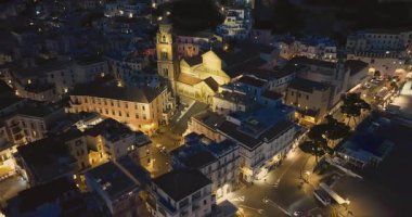 Amalfi Sahili, İtalya. Kayaların üzerinde renkli mimarisi olan Amalfi kasabasının güzel manzarası. Mavi deniz ve mavi gökyüzü. Meşhur seyahat yeri. Amalfi kıyılarının hava görüntüsü İtalya İHA görüntüsü.