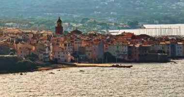 Saint Tropez 'in Fransız Riviera de Cote dAzur üzerindeki hava manzarası. Günbatımında Avrupa 'nın manzara manzarası, Provence. Ünlü marina ve Akdeniz 'de bir sürü yat ve yelkenli..
