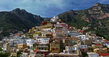 Pozitano. Amalfi Sahili. İtalya. İnanılmaz renkler ve manzaralar. Yukarıdan bak. Positano 'nun binaları ve simgeleri. Positano 'nun insansız hava aracı görüntüsü. En güzel yer. Renkli evlerin üzerinde uçuyor.