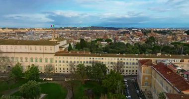 Roma, İtalya 'nın havadan manzaralı çatıları. Başkentin ufuk çizgisi çekiliyor. İHA 'lar tarihi şehir merkezindeki çatıların ve eski binaların üzerinde uçuyor. Roma 'nın güzel manzarası.