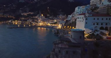 Amalfi Sahili, İtalya. Kayaların üzerinde renkli mimarisi olan Amalfi kasabasının güzel manzarası. Mavi deniz ve mavi gökyüzü. Meşhur seyahat yeri. Amalfi kıyılarının hava görüntüsü İtalya İHA görüntüsü.