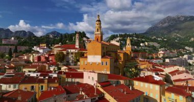 Menton, Provence 'ın eski kısmına insansız hava aracı atışı yapılıyor. Turistik eğlence, seyahat rehberi ve şehir turları. Seyahat, simgeler. Menton Fransa 'da ünlü bir tatil beldesidir..