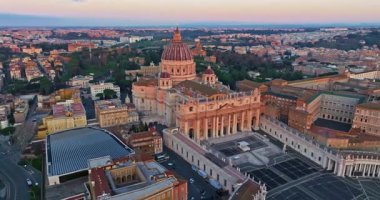 Vatikan şehrinin Roma, İtalya 'daki hava görüntüleri. Vatikan 'daki Aziz Peter Bazilikası' nın insansız hava aracı görüntüsü. Roma, İtalya. Tüm dindar insanlar için turistik bir cazibe..