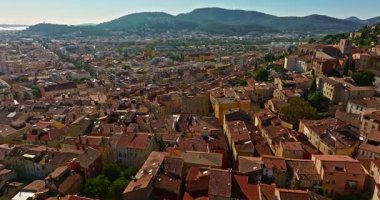 Gök mavisi sahildeki Var departmanındaki Hyeres şehrinin tarihi merkezinin havadan görünüşü ve evleri.