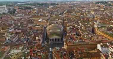Roma, İtalya 'daki Pantheon cephesi, antik ebedi tapınağa inen havadan. Roma 'nın çatılarının havadan görünüşü. Dünyanın her yerinden kepçelerle en çok ziyaret edilen yerlerden biri..