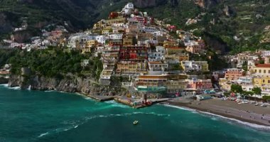 Pozitano. Amalfi Sahili. İtalya. İnanılmaz renkler ve manzaralar. Yukarıdan bak. Positano 'nun binaları ve simgeleri. Positano 'nun insansız hava aracı görüntüsü. En güzel yer. Renkli evlerin üzerinde uçuyor.