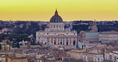 Vatikan şehrinin Roma, İtalya 'daki hava görüntüleri. Vatikan 'daki Aziz Peter Bazilikası' nın insansız hava aracı görüntüsü. Roma, İtalya. Tüm dindar insanlar için turistik bir cazibe..
