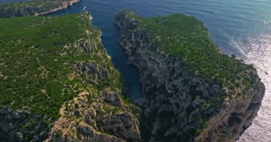 Cassis Town Provence France yakınlarındaki Calanque dEn-Vau 'nun havadan görüntüsü. Körfezin nefes kesici manzarası, Fransa 'da Marsilya yakınlarında kayalıklar, çamlar ve kayalıklarla çevrili beyaz kumsallı güzel mavi bir göl..