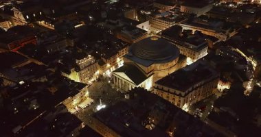 Roma, İtalya 'daki Pantheon cephesi, antik ebedi tapınağa inen havadan. Roma 'nın çatılarının havadan görünüşü. Dünyanın her yerinden kepçelerle en çok ziyaret edilen yerlerden biri.