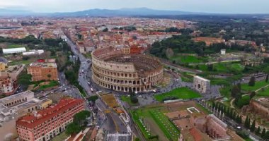 Colosseum 'un uçan insansız hava aracını kuruyorum. Ünlü Antik Roma Arena 'sı. Roma şehir merkezi, İtalya. Kolezyum ve Roma 'daki İmparatorluk Forumları. Colosseum 'un etrafında insansız hava aracı ile güzel bir hava görüntüsü..