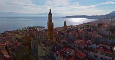 Menton, Provence 'ın eski kısmına insansız hava aracı atışı yapılıyor. Turistik eğlence, seyahat rehberi ve şehir turları. Seyahat, simgeler. Menton Fransa 'da ünlü bir tatil beldesidir..