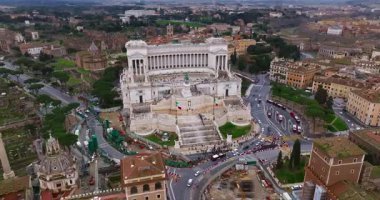Ulusal Victor Emmanuel Anıtı 'nın Roma şehrindeki hava manzarası. Piazza Venezia 'daki Altare della Patria' nın çekimini yapıyorum. Roma 'nın tarihi merkezinin ünlü ikonik anıtı.