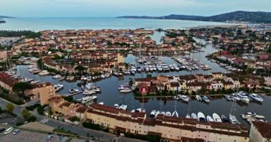Fransa 'nın güneydoğusundaki Port Grimaud, Provence Alpes Cote Azur bölgesinin hava görüntüsü. Fransız Rivierası 'ndaki güzel marina. Grimaud Limanı 'ndaki renkli evler ve tekneler.