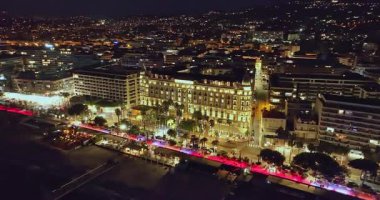 Cannes 'da kumsal manzaralı ve geceleri lüks binalar olan bir hava videosu. Cannes 'da prestijli bir gece hayatı. Cote Azur, Fransız Rivierası 'ndaki en renkli mekanlarıyla tanınan Cannes..