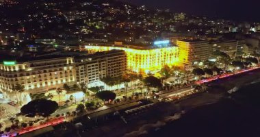 Cannes 'da kumsal manzaralı ve geceleri lüks binalar olan bir hava videosu. Cannes 'da prestijli bir gece hayatı. Cote Azur, Fransız Rivierası 'ndaki en renkli mekanlarıyla tanınan Cannes..