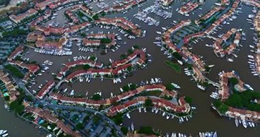 Fransa 'nın güneydoğusundaki Port Grimaud, Provence Alpes Cote Azur bölgesinin hava görüntüsü. Fransız Rivierası 'ndaki güzel marina. Grimaud Limanı 'ndaki renkli evler ve tekneler.
