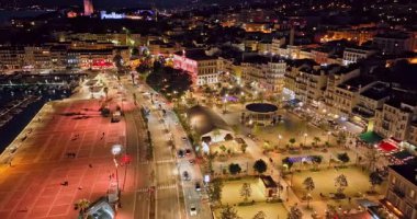 Cannes 'da kumsal manzaralı ve geceleri lüks binalar olan bir hava videosu. Cannes 'da prestijli bir gece hayatı. Cote Azur, Fransız Rivierası 'ndaki en renkli mekanlarıyla tanınan Cannes..