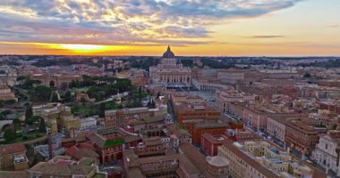 Vatikan şehrinin Roma, İtalya 'daki hava görüntüleri. Vatikan 'daki Aziz Peter Bazilikası' nın insansız hava aracı görüntüsü. Roma, İtalya. Tüm dindar insanlar için turistik bir cazibe..