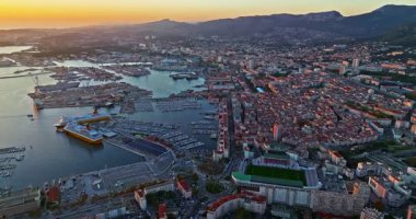 Güney Fransa 'nın Akdeniz kıyısındaki liman şehrinin havadan görüntüsü. Toulon 'un renkli evleri olan Marina Limanı' ndaki gemi ve tekneli havadan görüntüsü. Güzel binalar ve renkli evler.