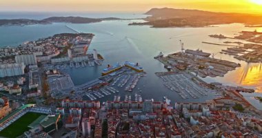 Güney Fransa 'nın Akdeniz kıyısındaki liman şehrinin havadan görüntüsü. Toulon 'un renkli evleri olan Marina Limanı' ndaki gemi ve tekneli havadan görüntüsü. Güzel binalar ve renkli evler.