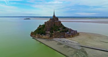 Muhteşem Mont Saint Michel kalesinin havadan görünüşü. Mont Saint-Michel 'in üzerinden uç, Avrupa' nın en unutulmaz manzaralarından biri. Normandiya ve Britanya 'nın birleştiği körfezde..
