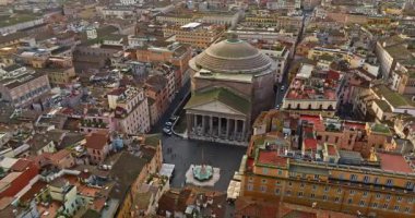 Roma, İtalya 'daki Pantheon cephesi, antik ebedi tapınağa inen havadan. Roma 'nın çatılarının havadan görünüşü. Dünyanın her yerinden kepçelerle en çok ziyaret edilen yerlerden biri..