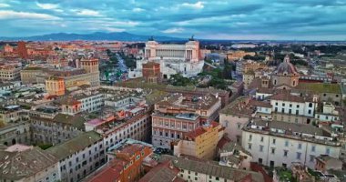Ulusal Victor Emmanuel Anıtı 'nın Roma şehrindeki hava manzarası. Piazza Venezia 'daki Altare della Patria' nın çekimini yapıyorum. Roma 'nın tarihi merkezinin ünlü ikonik anıtı