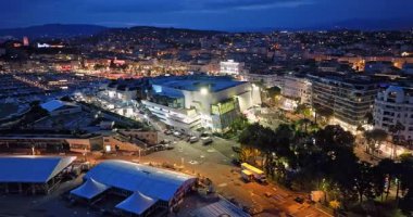 Cannes 'da kumsal manzaralı ve geceleri lüks binalar olan bir hava videosu. Cannes 'da prestijli bir gece hayatı. Cote Azur, Fransız Rivierası 'ndaki en renkli mekanlarıyla tanınan Cannes..