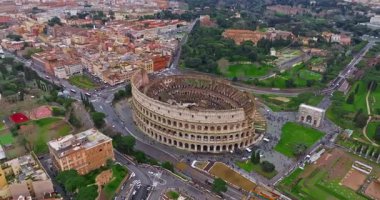 Colosseum 'un uçan insansız hava aracını kuruyorum. Ünlü Antik Roma Arena 'sı. Roma şehir merkezi, İtalya. Kolezyum ve Roma 'daki İmparatorluk Forumları. Colosseum 'un etrafında insansız hava aracı ile güzel bir hava görüntüsü..