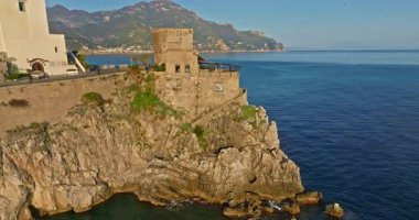Amalfi Sahili, İtalya. Kayaların üzerinde renkli mimarisi olan Amalfi kasabasının güzel manzarası. Mavi deniz ve mavi gökyüzü. Meşhur seyahat yeri. Amalfi kıyılarının hava görüntüsü İtalya İHA görüntüsü.