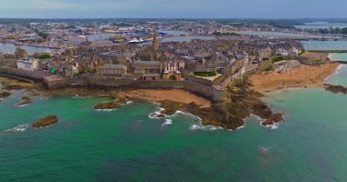 Saint Malo 'nun havadan görünüşü, Brittany France. Sahil şeridini kaplayan tarihi Saint Malo binaları. İnsansız hava aracı şehrin ve ortaçağ kalesinin üzerinde uçuyor. Katedral çan kulesi olan Saint-Malo eski şehri.