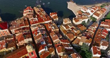 Saint Tropez 'in Fransız Riviera de Cote dAzur üzerindeki hava manzarası. Günbatımında Avrupa 'nın manzara manzarası, Provence. Ünlü marina ve Akdeniz 'de bir sürü yat ve yelkenli..