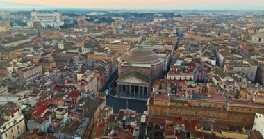 Roma, İtalya 'daki Pantheon cephesi, antik ebedi tapınağa inen havadan. Roma 'nın çatılarının havadan görünüşü. Dünyanın her yerinden kepçelerle en çok ziyaret edilen yerlerden biri..