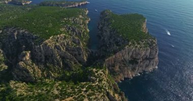 Cassis Town Provence France yakınlarındaki Calanque dEn-Vau 'nun havadan görüntüsü. Körfezin nefes kesici manzarası, Fransa 'da Marsilya yakınlarında kayalıklar, çamlar ve kayalıklarla çevrili beyaz kumsallı güzel mavi bir göl..