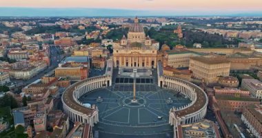 Vatikan şehrinin Roma, İtalya 'daki hava görüntüleri. Vatikan 'daki Aziz Peter Bazilikası' nın insansız hava aracı görüntüsü. Roma, İtalya. Tüm dindar insanlar için turistik bir cazibe..