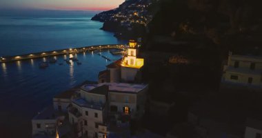Amalfi Sahili, İtalya. Kayaların üzerinde renkli mimarisi olan Amalfi kasabasının güzel manzarası. Mavi deniz ve mavi gökyüzü. Meşhur seyahat yeri. Amalfi kıyılarının hava görüntüsü İtalya İHA görüntüsü.