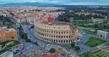 Colosseum 'un uçan insansız hava aracını kuruyorum. Ünlü Antik Roma Arena 'sı. Roma şehir merkezi, İtalya. Kolezyum ve Roma 'daki İmparatorluk Forumları. Colosseum 'un etrafında insansız hava aracı ile güzel bir hava görüntüsü..