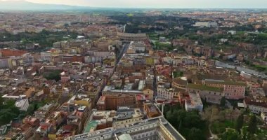 Roma, İtalya 'nın havadan manzaralı çatıları. Başkentin ufuk çizgisi çekiliyor. İHA 'lar tarihi şehir merkezindeki çatıların ve eski binaların üzerinde uçuyor. Roma 'nın güzel manzarası.