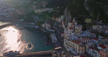 Amalfi Sahili, İtalya. Kayaların üzerinde renkli mimarisi olan Amalfi kasabasının güzel manzarası. Mavi deniz ve mavi gökyüzü. Meşhur seyahat yeri. Amalfi kıyılarının hava görüntüsü İtalya İHA görüntüsü.