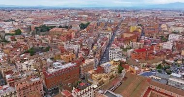 Roma, İtalya 'nın havadan manzaralı çatıları. Başkentin ufuk çizgisi çekiliyor. İHA 'lar tarihi şehir merkezindeki çatıların ve eski binaların üzerinde uçuyor. Roma 'nın güzel manzarası.