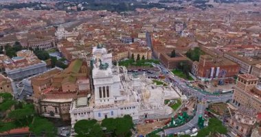 Ulusal Victor Emmanuel Anıtı 'nın Roma şehrindeki hava manzarası. Piazza Venezia 'daki Altare della Patria' nın çekimini yapıyorum. Roma 'nın tarihi merkezinin ünlü ikonik anıtı.