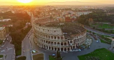 Colosseum 'un uçan insansız hava aracını kuruyorum. Ünlü Antik Roma Arena 'sı. Roma şehir merkezi, İtalya. Kolezyum ve Roma 'daki İmparatorluk Forumları. Colosseum 'un etrafında insansız hava aracı ile güzel bir hava görüntüsü..