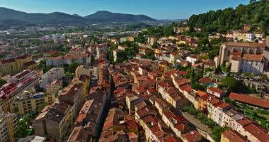 Gök mavisi sahildeki Var departmanındaki Hyeres şehrinin tarihi merkezinin havadan görünüşü ve evleri.