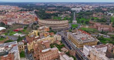 Roma, İtalya 'nın havadan manzaralı çatıları. Başkentin ufuk çizgisi çekiliyor. İHA 'lar tarihi şehir merkezindeki çatıların ve eski binaların üzerinde uçuyor. Roma 'nın güzel manzarası.